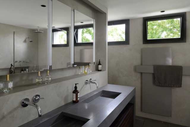 Une maison d'exception en r&eacute;gion parisienne contemporary-bathroom
