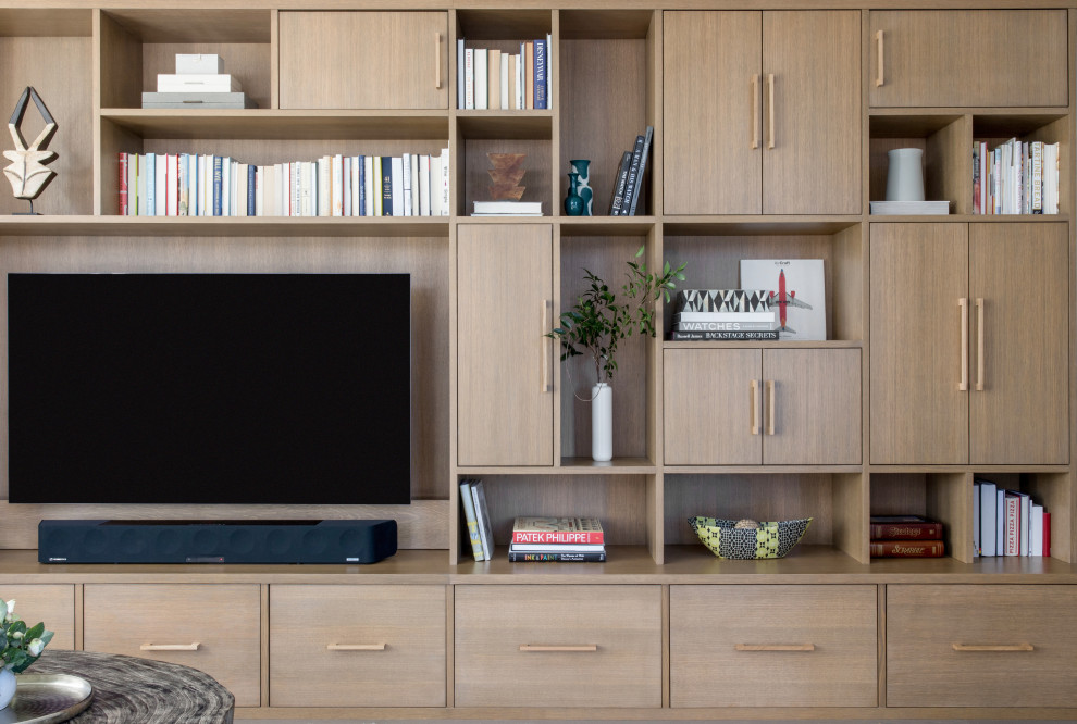 Стильный дизайн: открытая гостиная комната в современном стиле с телевизором на стене - последний тренд