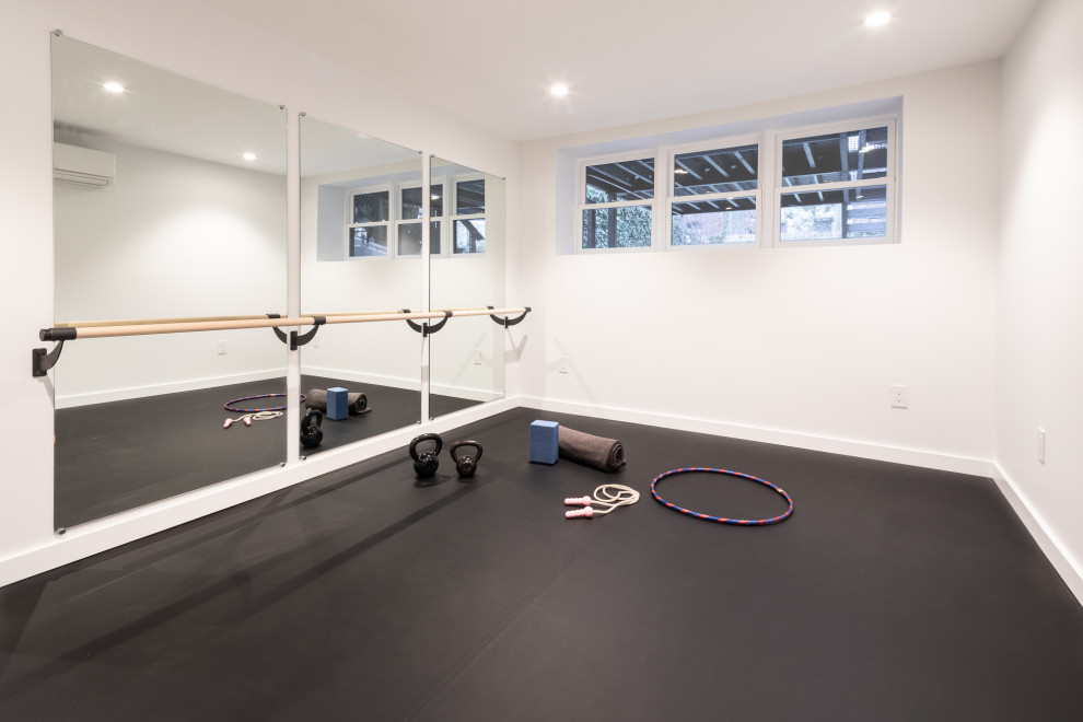 Inspiration for a transitional home gym in New York.