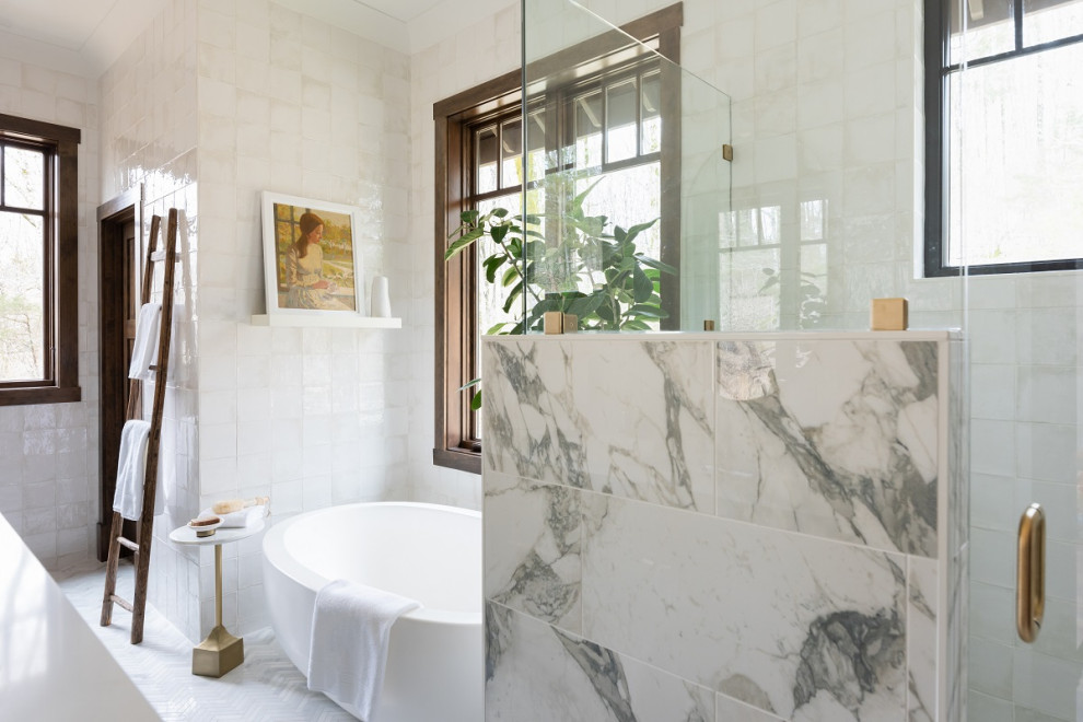 Idéer för ett mellanstort modernt en-suite badrum, med ett fristående badkar