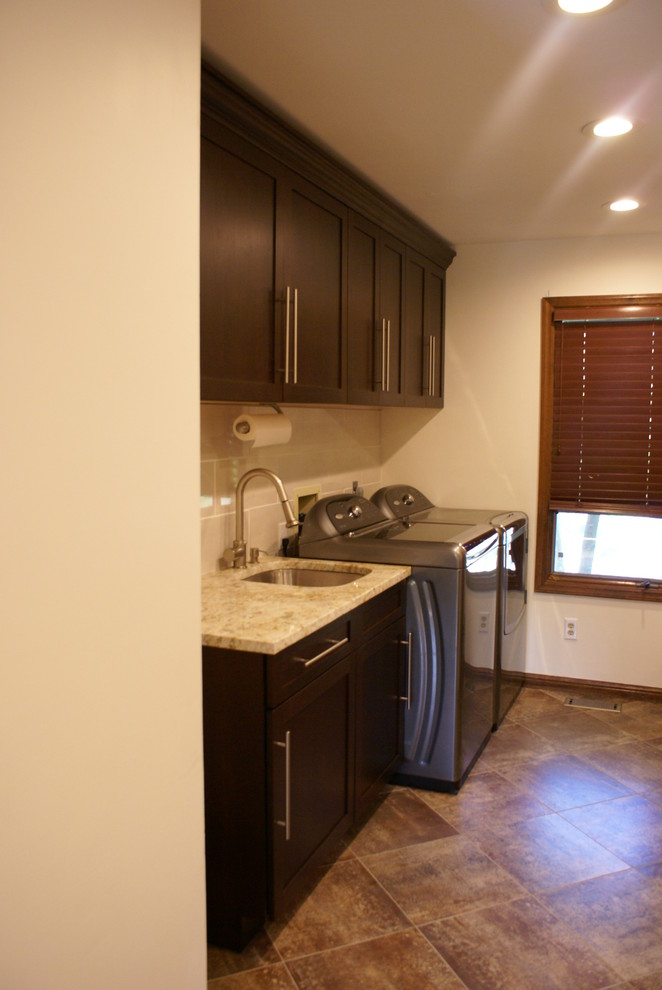 Example of a transitional home design design in Chicago