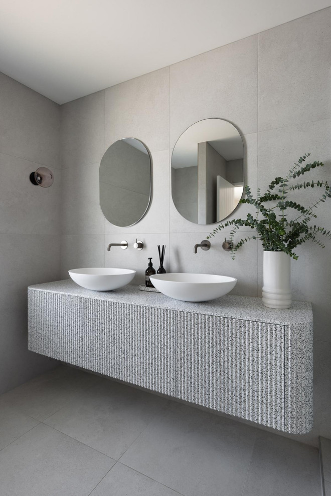 Bild på ett stort funkis grå grått en-suite badrum, med möbel-liknande, grå skåp, en öppen dusch, grå kakel, porslinskakel, grå väggar, klinkergolv i porslin, ett fristående handfat, marmorbänkskiva, grått golv och med dusch som är öppen