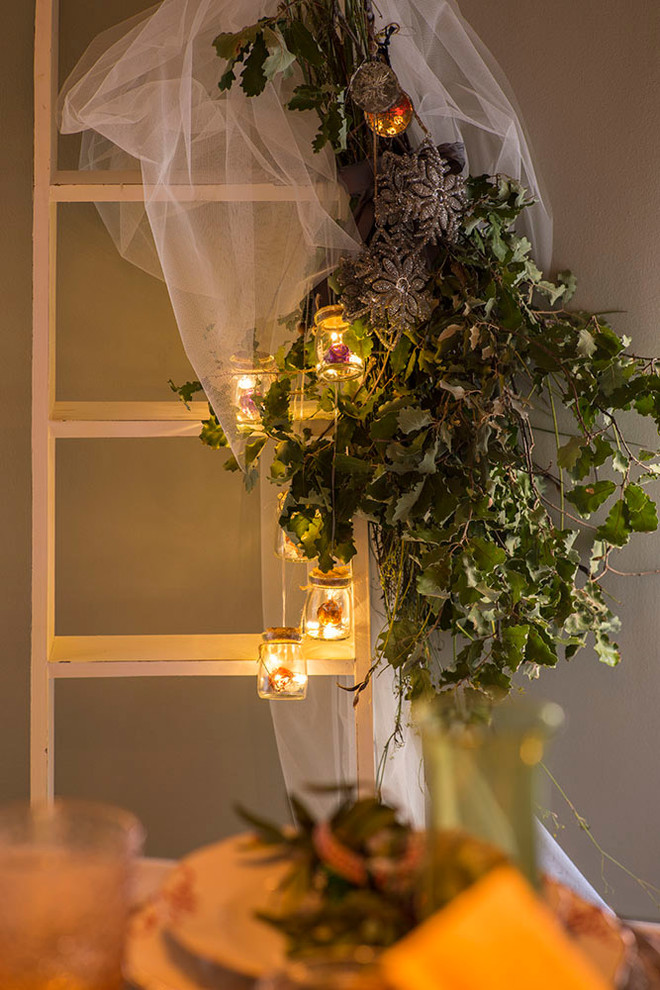Foto de comedor tradicional renovado grande cerrado con paredes beige, suelo de madera en tonos medios, todas las chimeneas y suelo marrón