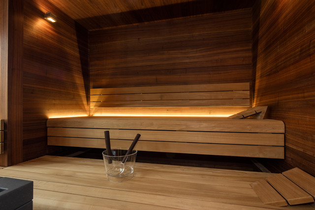 Sauna | Designsauna mit Nussbaum und Thermo-Espe im Altbau (Dachschräge