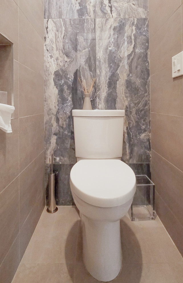 Cette photo montre un petit WC et toilettes chic avec WC séparés, un carrelage gris, des carreaux de porcelaine, un mur gris, un sol en carrelage de porcelaine et un sol gris.