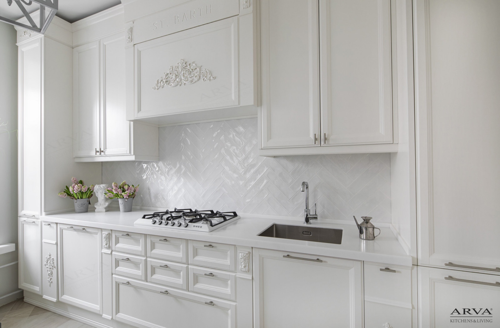 Белая-кухня-с-декорами-3.jpg