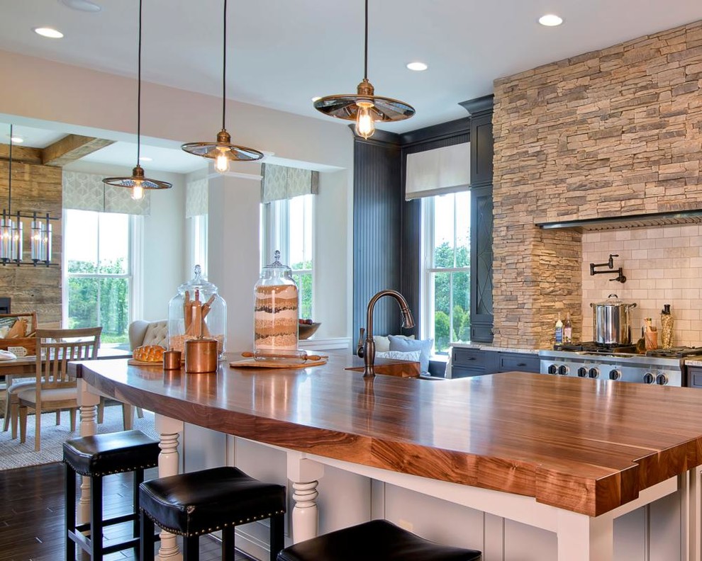 Inspiration for a mid-sized transitional eat-in kitchen remodel in Toronto with an island