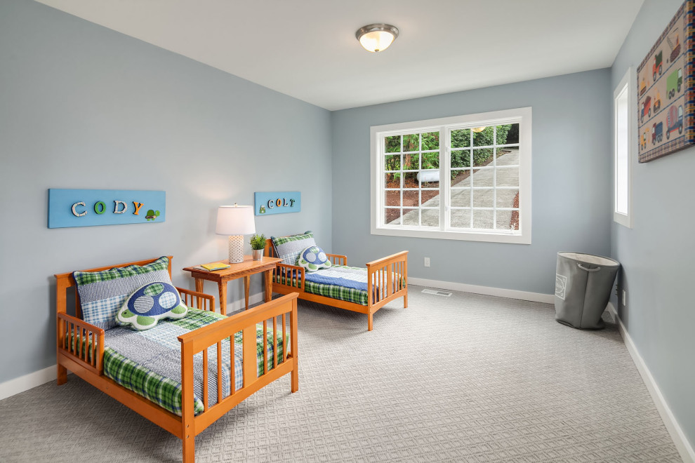 Idee per una camera degli ospiti classica di medie dimensioni con pareti blu, moquette e pavimento beige