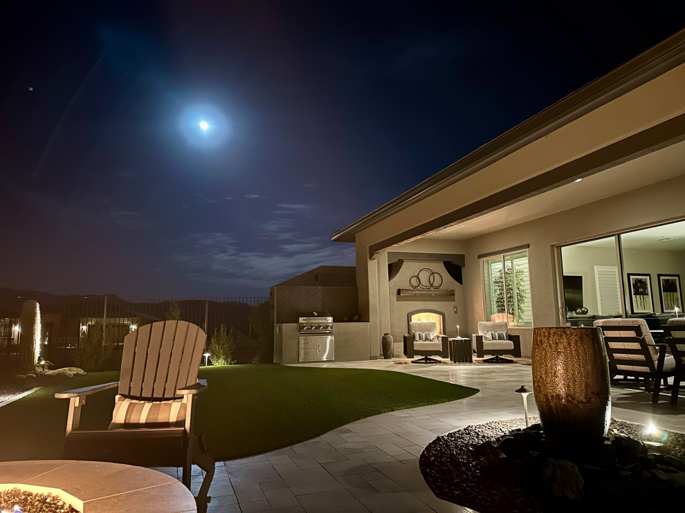 Transitional home design photo in Phoenix