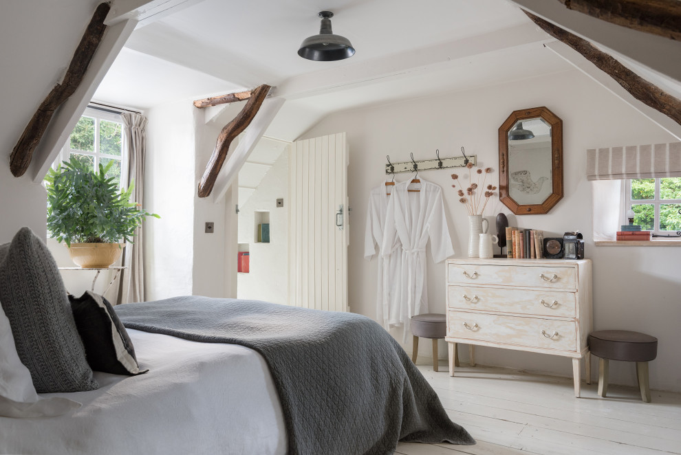 Идея дизайна: спальня среднего размера в стиле шебби-шик с белыми стенами, деревянным полом и белым полом