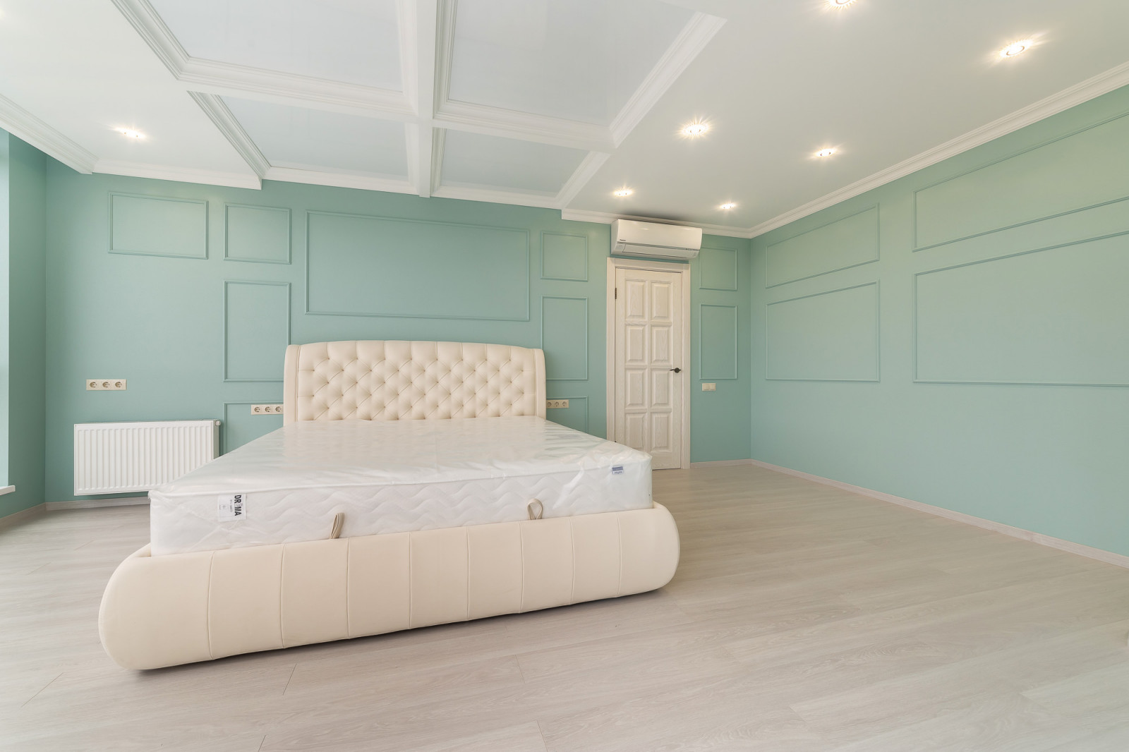 Двух-комнатная квартира в ЖК Раз Два Три (Сочи) в мятных тонах