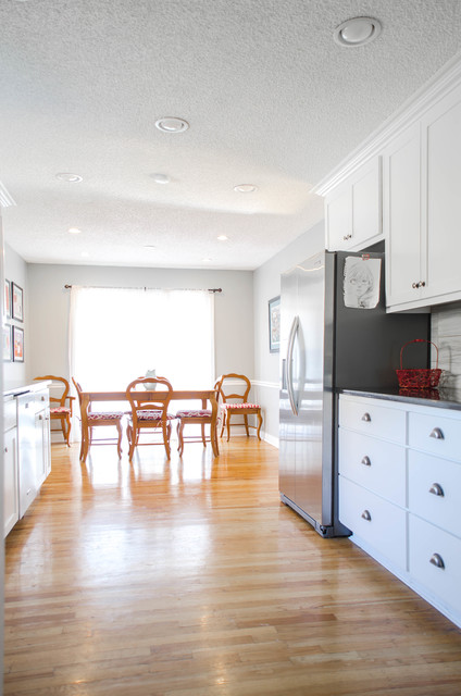 Transitional Gray and White Kitchen clasico-renovado-cocina