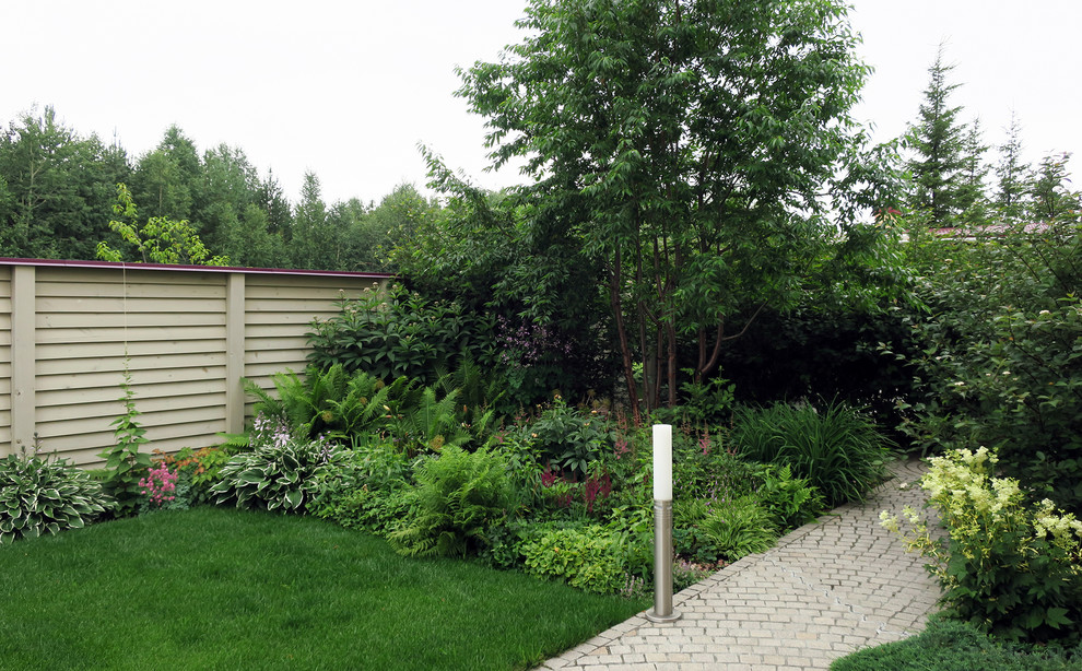 Сад с геометричным водоемом