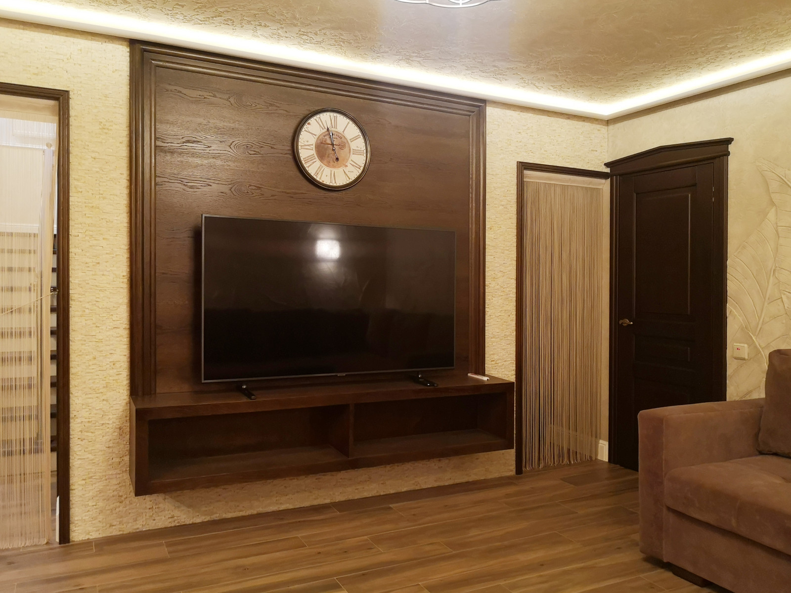 Фото готового интерьера. Цокольный этаж загородного дома, зона для отдыха