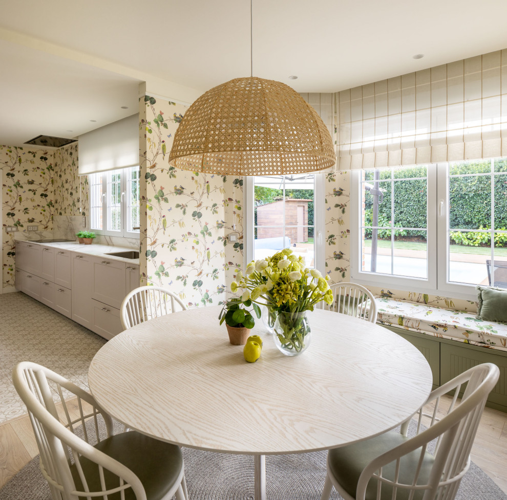 Imagen de comedor de cocina clásico renovado grande sin chimenea con paredes beige y papel pintado