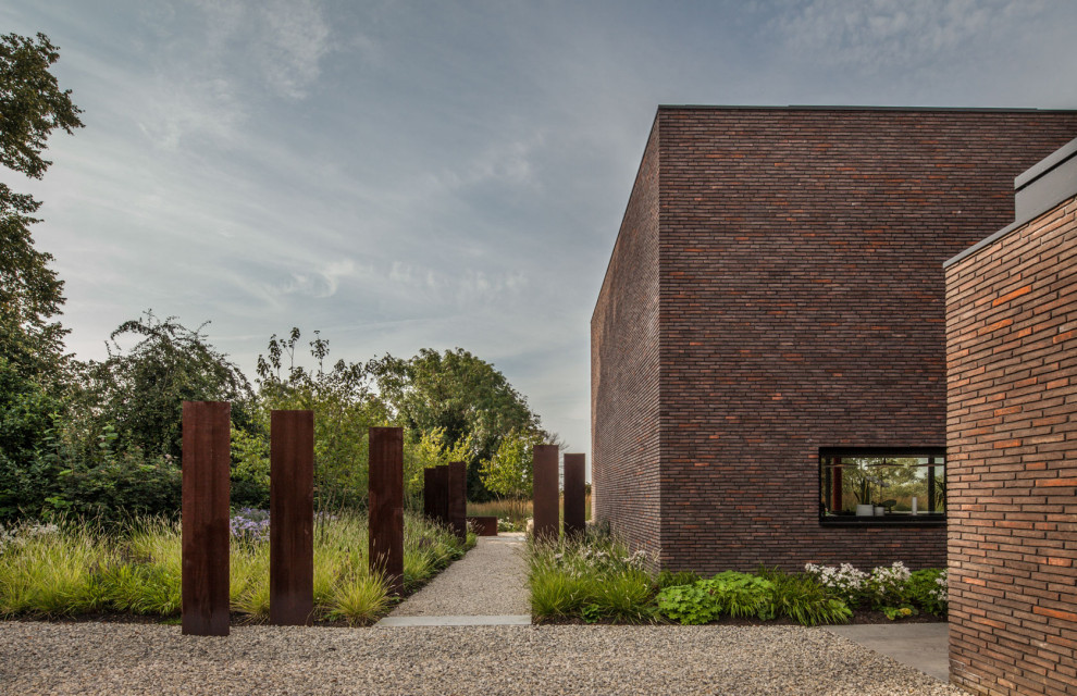Ispirazione per un giardino moderno di medie dimensioni e davanti casa con pavimentazioni in pietra naturale