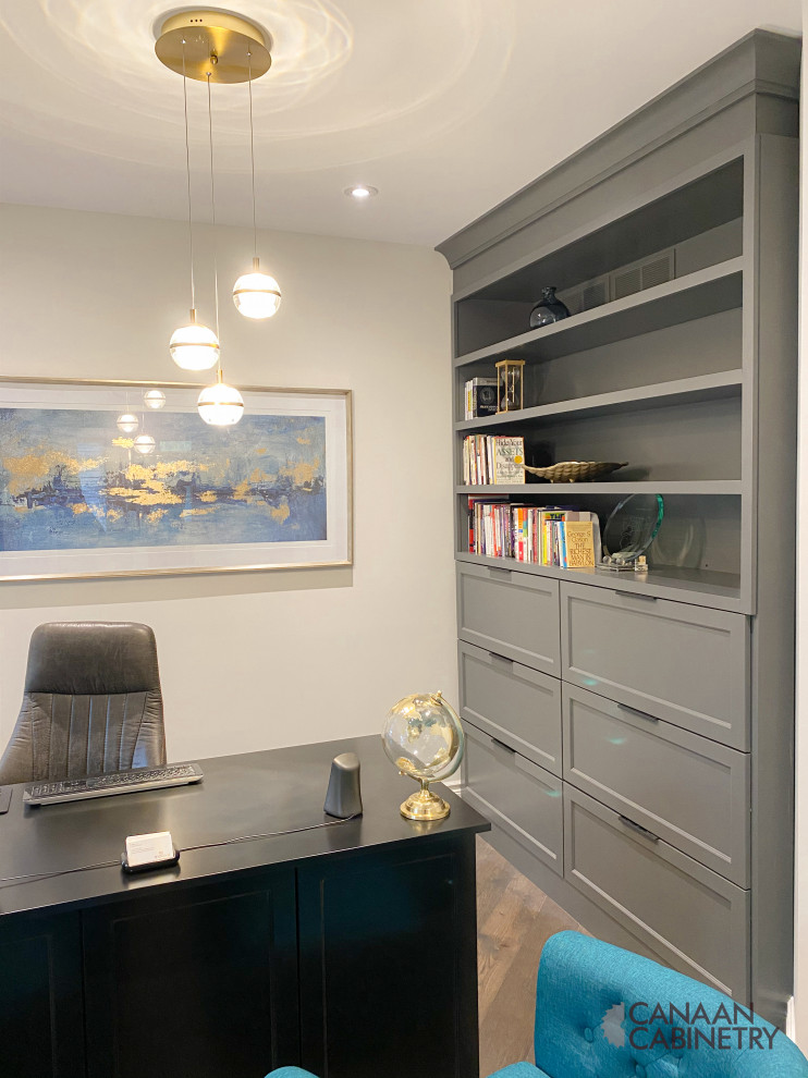 Example of a transitional home design design in Toronto