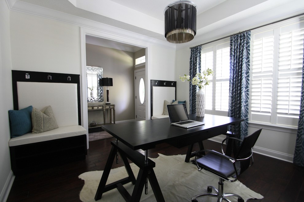 This is an example of a contemporary home office in Orlando.