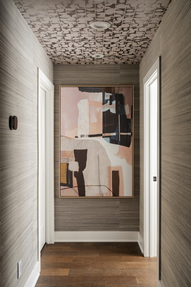 Diseño de recibidores y pasillos modernos de tamaño medio con paredes grises, suelo de madera en tonos medios, suelo marrón, papel pintado y papel pintado