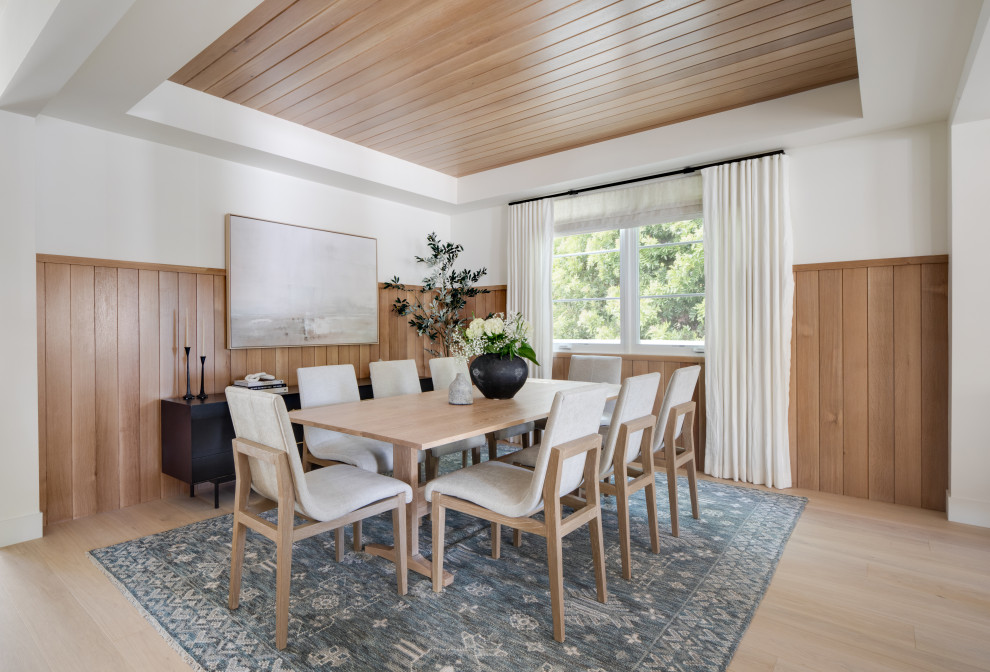 Esempio di una sala da pranzo costiera con pareti bianche, parquet chiaro, pavimento beige, soffitto ribassato, soffitto in legno e boiserie