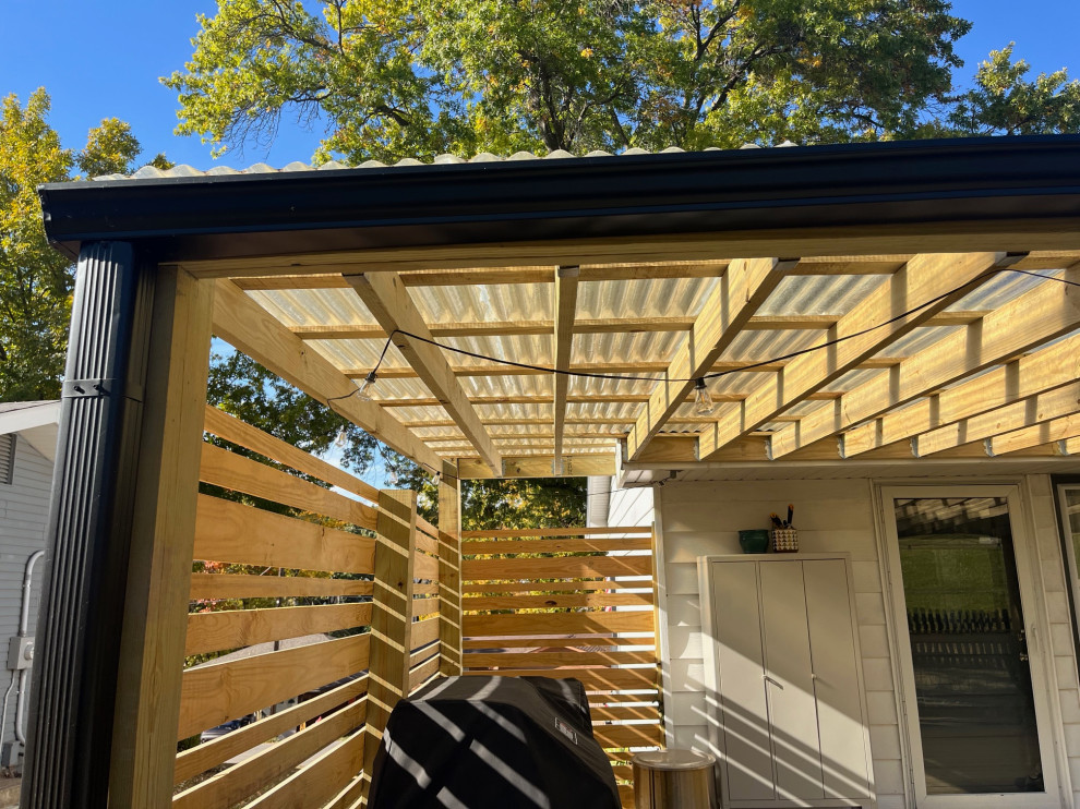 Covered Ground-Level Deck in Lake Waukomis, MO