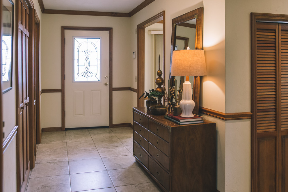 Transitional home design photo in Atlanta