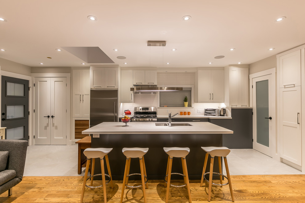 Kitchen - transitional kitchen idea in Toronto