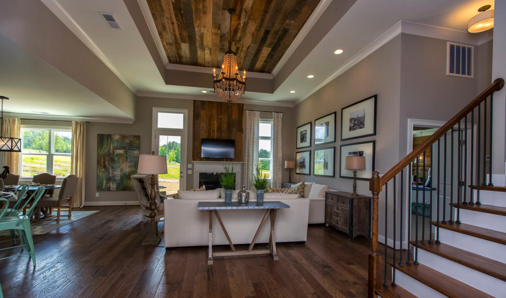 Example of a mountain style home design design in Birmingham
