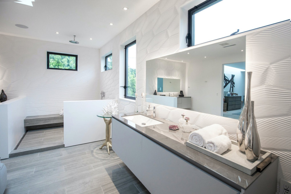 Свежая идея для дизайна: огромная ванная комната в современном стиле - отличное фото интерьера