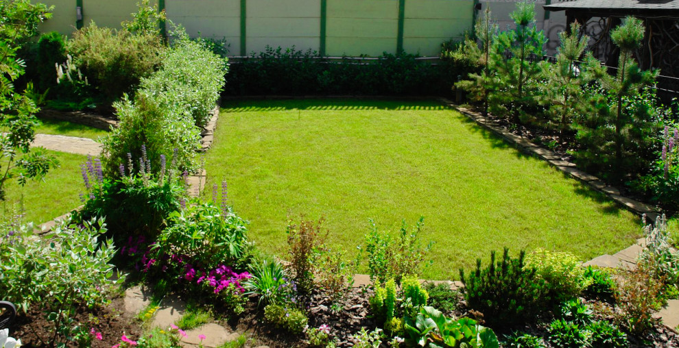 Спортивная площадка с газоном