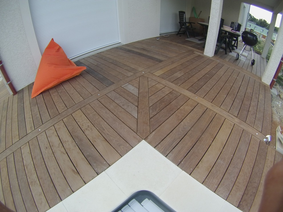 This is an example of a modern deck in Grenoble.