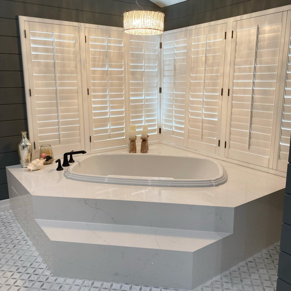 На фото: огромная главная ванная комната в классическом стиле с фасадами в стиле шейкер, серыми фасадами, угловой ванной, душем в нише, раздельным унитазом, белой плиткой, керамической плиткой, серыми стенами, полом из мозаичной плитки, врезной раковиной, столешницей из искусственного кварца, разноцветным полом, душем с распашными дверями, белой столешницей, тумбой под две раковины, встроенной тумбой и стенами из вагонки