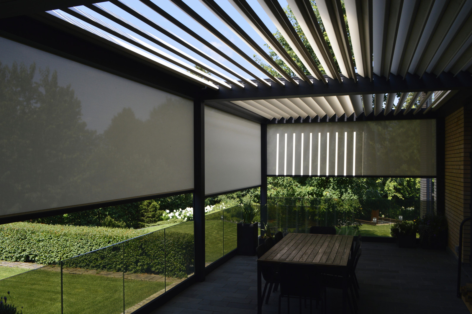 Сдвоенная биоклиматическая пергольная конструкция Renson Camargue