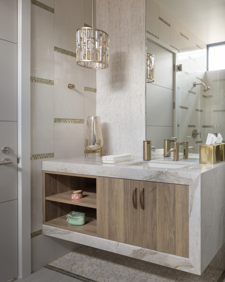Пример оригинального дизайна: ванная комната среднего размера в современном стиле с плоскими фасадами, коричневыми фасадами, двойным душем, унитазом-моноблоком, разноцветной плиткой, стеклянной плиткой, бежевыми стенами, полом из керамогранита, душевой кабиной, врезной раковиной, мраморной столешницей, разноцветным полом, душем с распашными дверями, бежевой столешницей, сиденьем для душа, тумбой под одну раковину, подвесной тумбой и потолком с обоями
