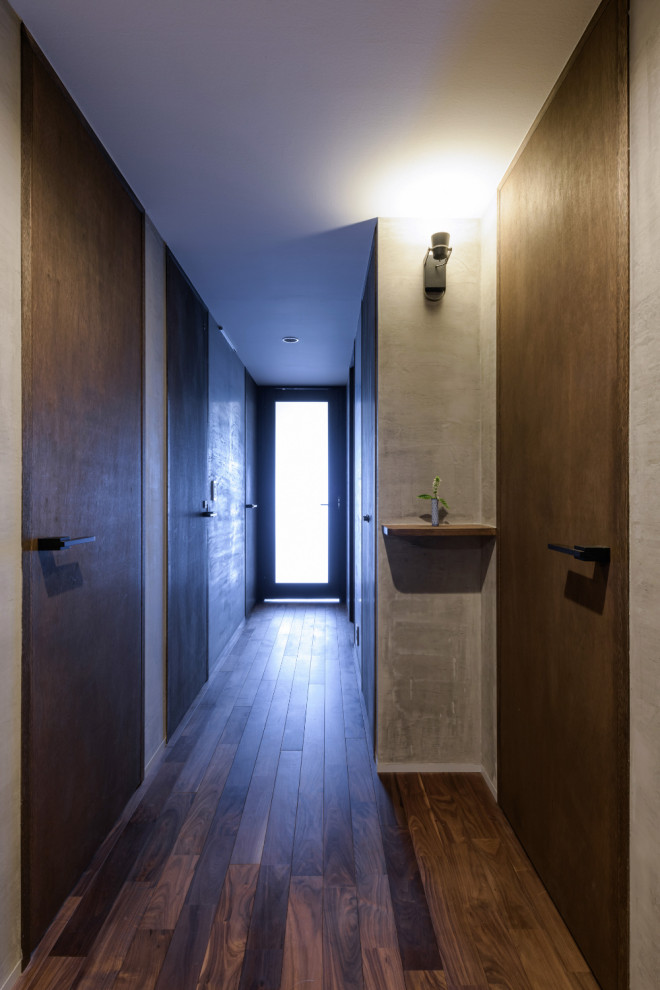 Diseño de recibidores y pasillos asiáticos con paredes grises y suelo de madera oscura