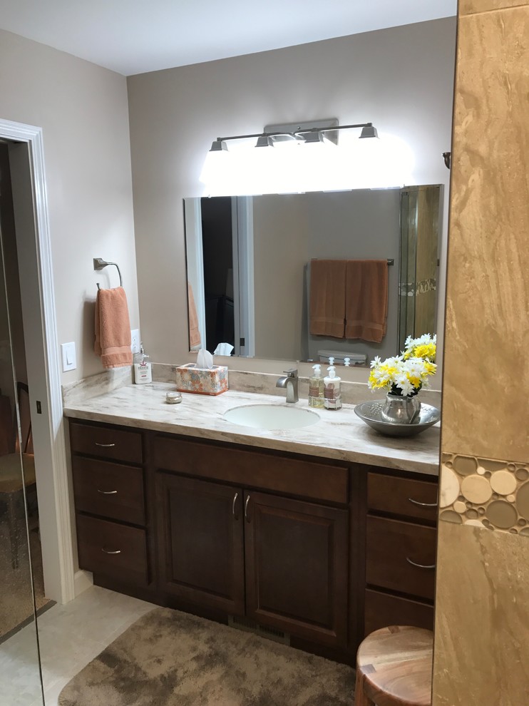 Mid-sized transitional bathroom photo