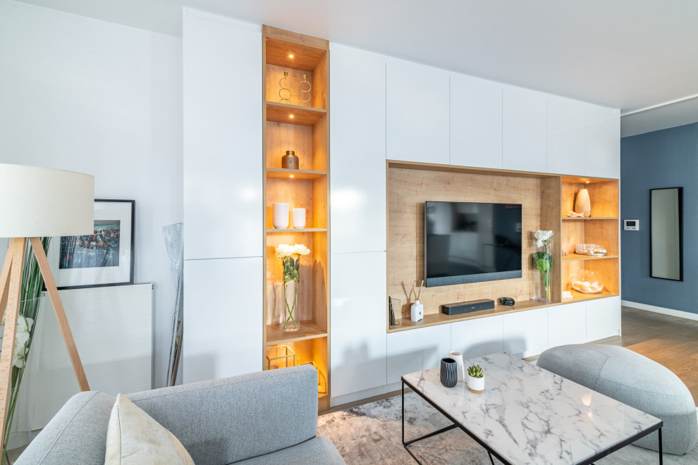 Photo of a contemporary living room in Paris with a wall-mounted tv.