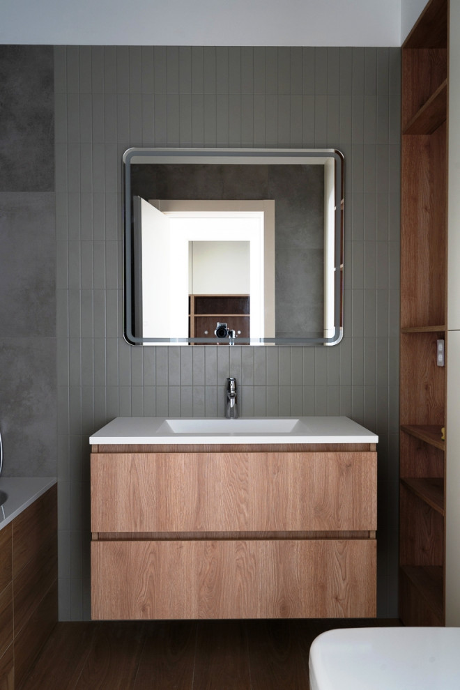 Еще одна серая кухня в большом проекте современной московской квартиры