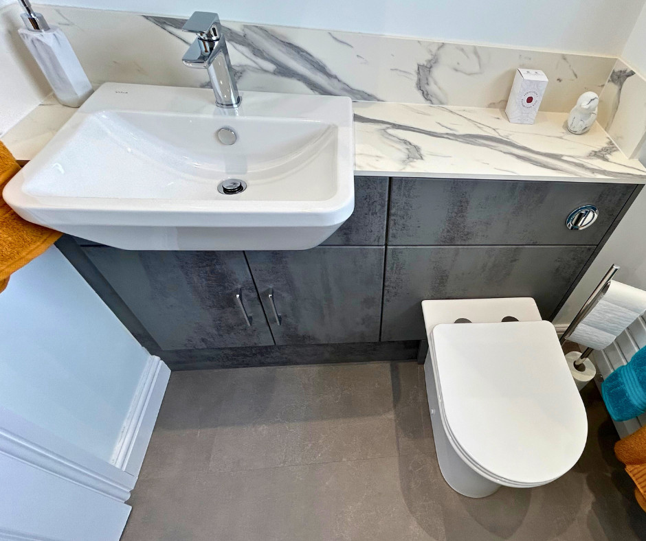 Mid-sized modern kids bathroom in Other with flat-panel cabinets, grey cabinets, an open shower, a one-piece toilet, white walls, laminate floors, a drop-in sink, laminate benchtops, grey floor, an open shower, multi-coloured benchtops, a single vanity and a built-in vanity.