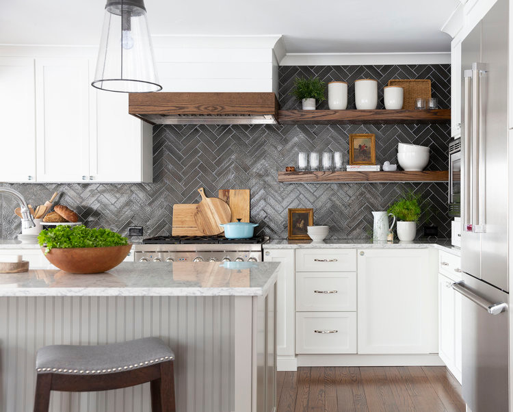 Inspiration for a mid-sized contemporary l-shaped open plan kitchen in Philadelphia with a farmhouse sink, shaker cabinets, white cabinets, quartz benchtops, grey splashback, terra-cotta splashback, stainless steel appliances, medium hardwood floors, with island, brown floor and white benchtop.