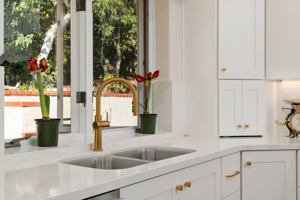 Classic white and gold kitchen