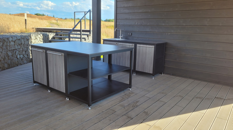 Уличная кухня на террасе у озера