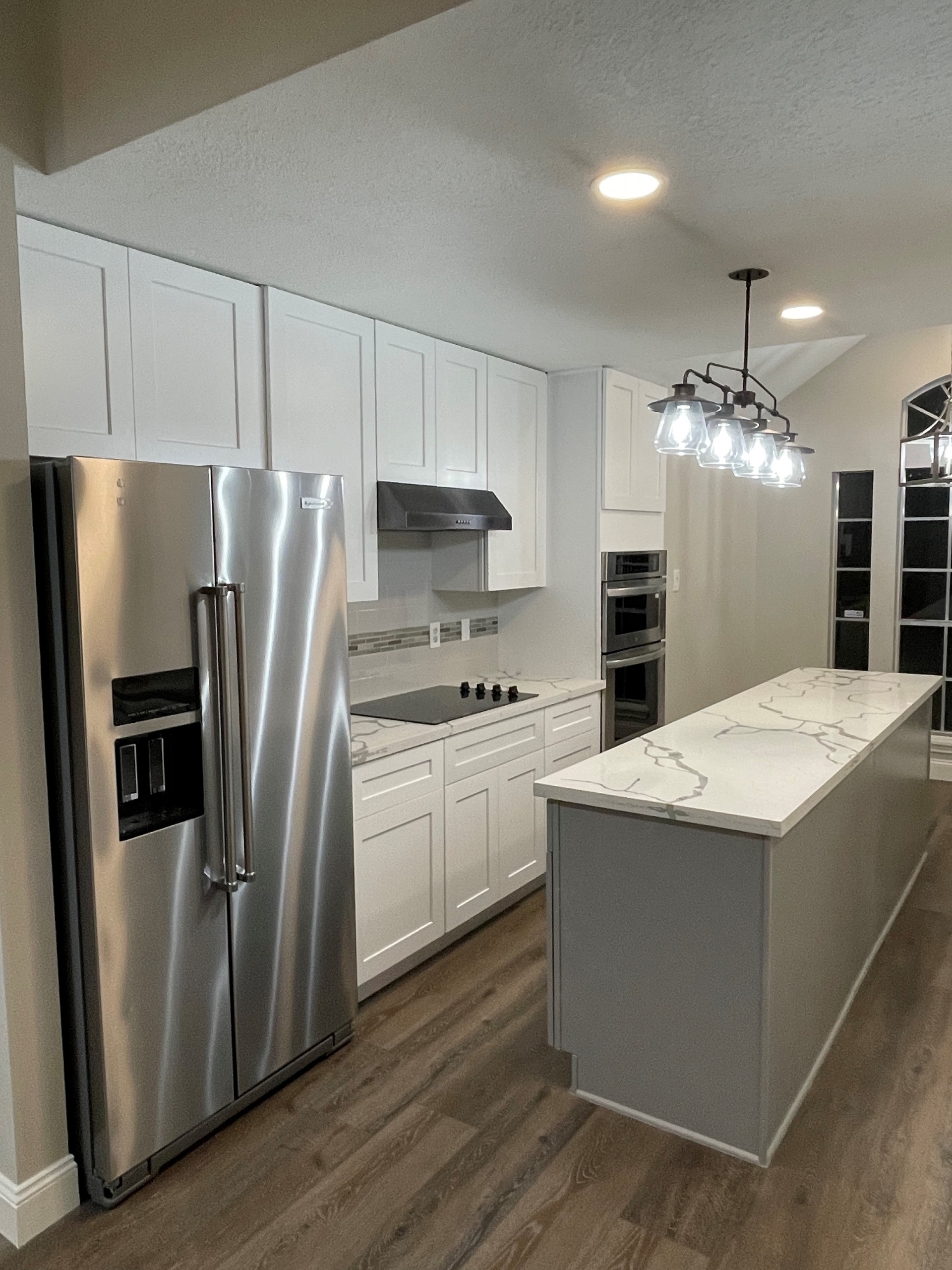 Contemporary White Shaker Kitchen with Island