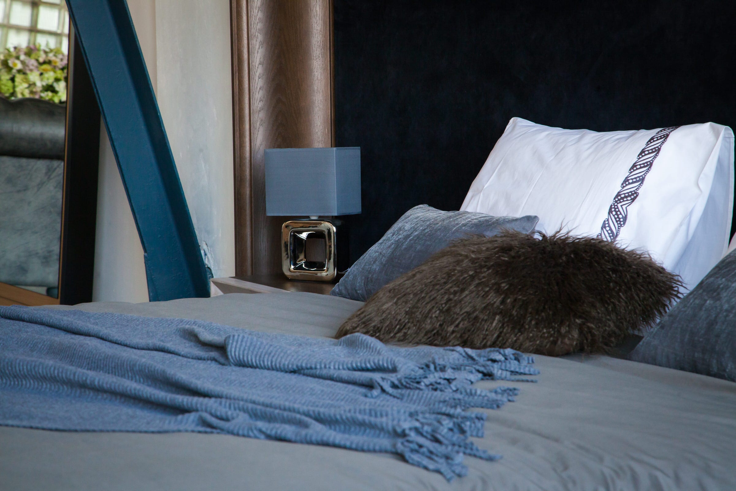 Элемент кровати и изголовья отделанного бархатом и шпоном дуба.