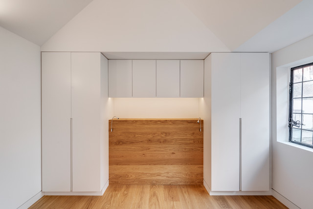 Moderne Kleiderschrank und Arbeitszimmer im Altbau scandinavian-bedroom