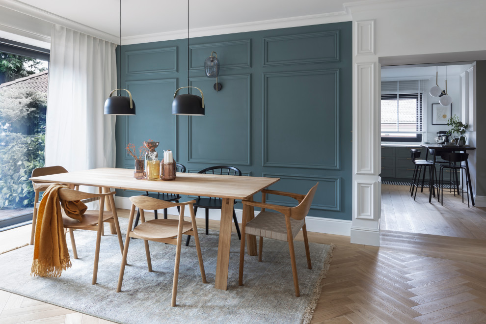 Cette photo montre une salle à manger ouverte sur le salon scandinave avec un mur blanc, un sol en bois brun, aucune cheminée, un sol marron et du lambris.