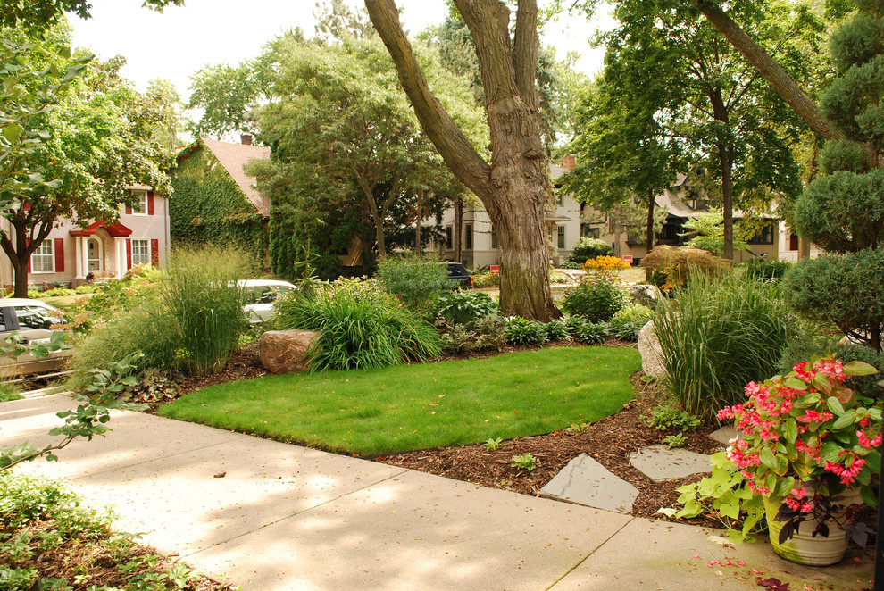 Contemporary garden in Minneapolis.