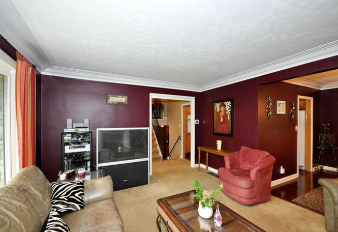 Transitional home design photo in Toronto