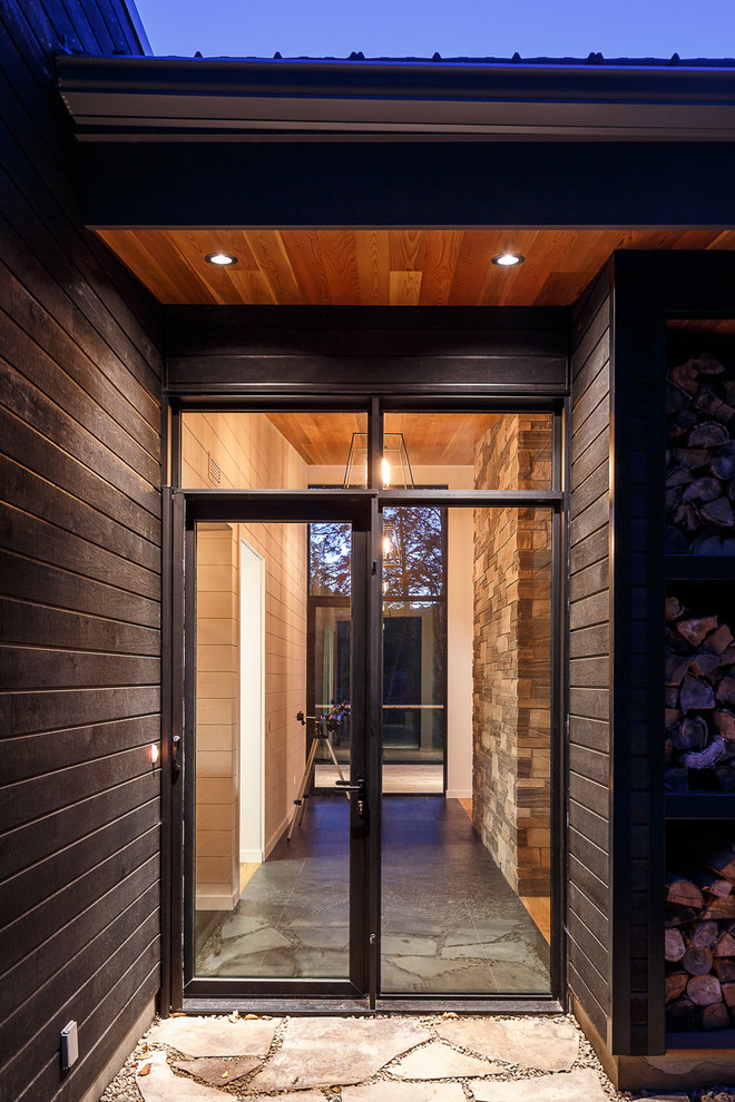 Inspiration for a rustic home design remodel in Ottawa