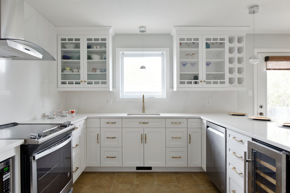 Transitional kitchen photo in Toronto